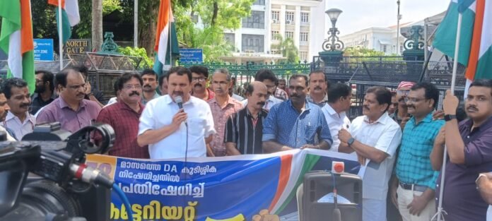 K Muralidharan At Kerala secretariat march