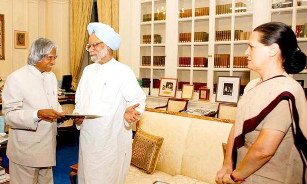 Kalam-with-former-prime-minister-Manmohan-Singh-and-UPA-Chairperson-Sonia-Gandhi-in-New-Delhi-in-May-2004