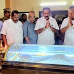 CM Pinarayi vijayan paying tribute to MT Vasudevan Nair