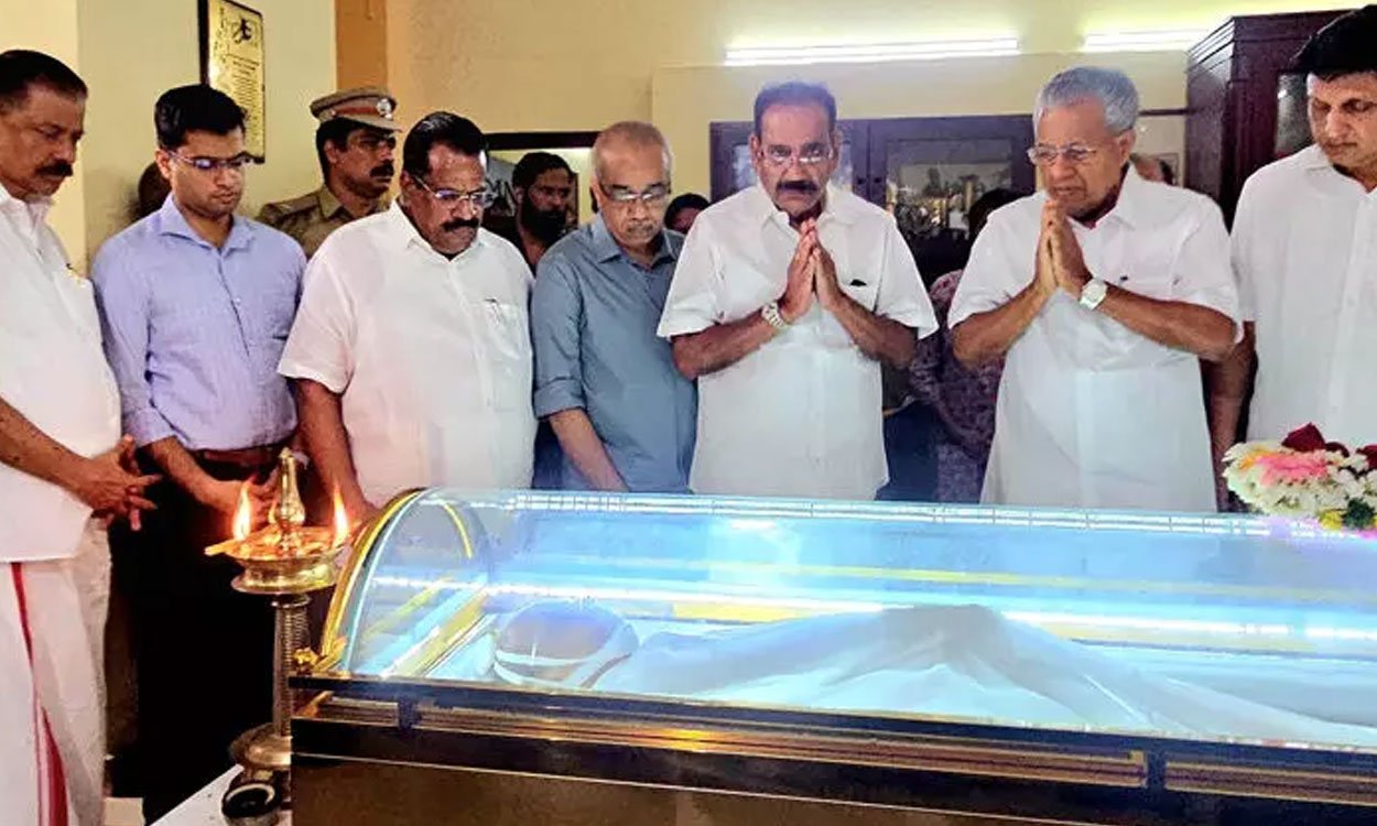 CM Pinarayi vijayan paying tribute to MT Vasudevan Nair