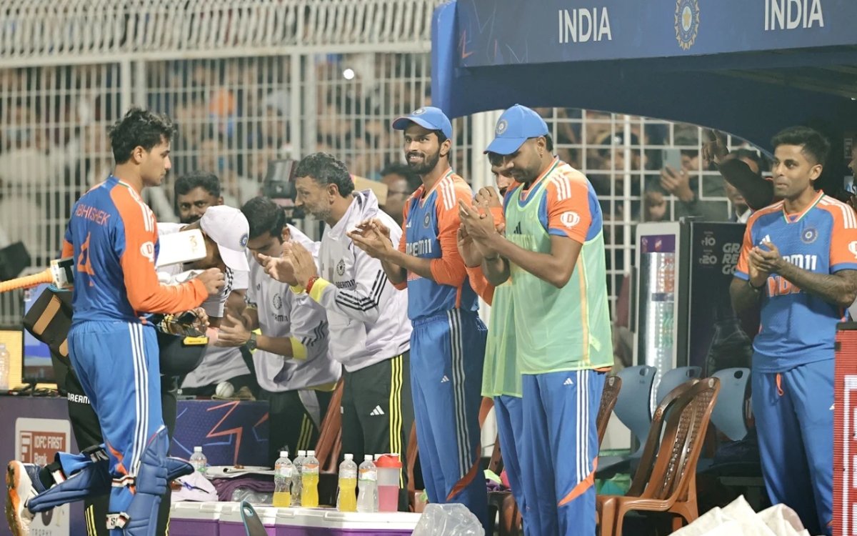 Abhishek Sharma got a standing ovation from his team-mates, India vs England