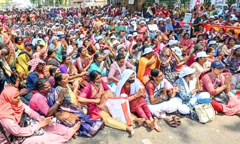 Asha Workers Protest infront of Kerala Secretariat